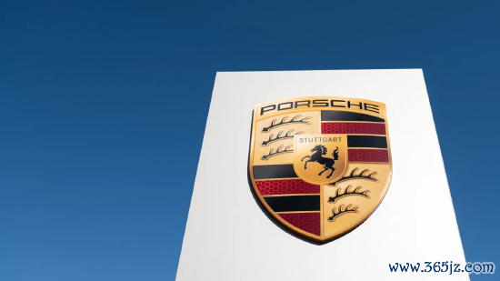 2025 年 3 月 6 日，在德国豪华汽车制造商保时捷位于斯图加特 - 祖文豪森的 “独家定制工厂” 外，可以看到保时捷的标志，客户可以在这里对他们的汽车进行定制。